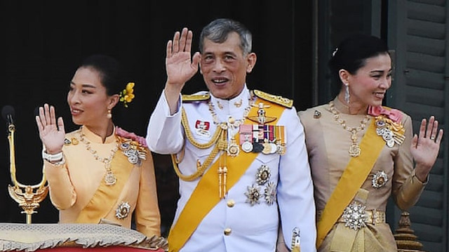 ​رغم تفشي كورونا ببلاده.. ملك تايلاند ينعزل مع 20 امرأة بألمانيا