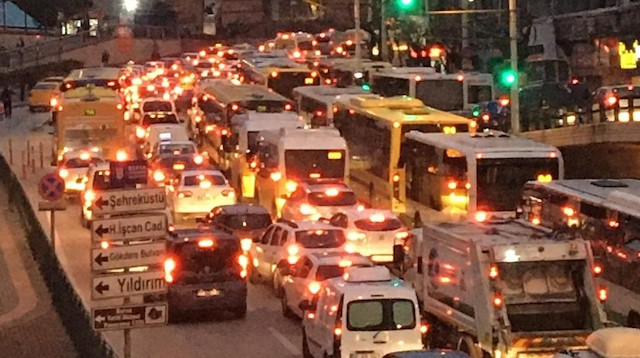 Bursa'da dün akşam saatlerinde araç trafiği gözlerden kaçmadı.