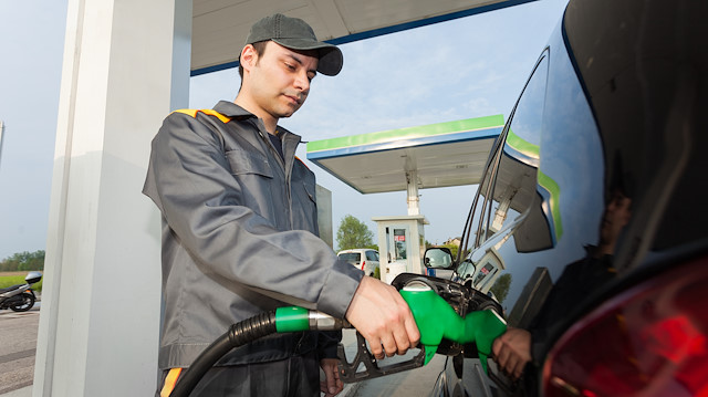 10 kuruşluk indirimle birlikte benzinin litre fiyatı İstanbul'da yeniden 5 liranın altına gerileyecek.