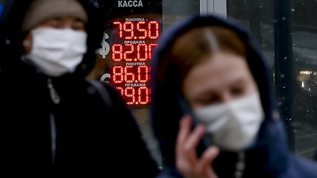 Russian markets start the week with losses with the decline in oil prices

