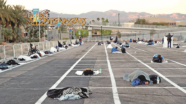 Las Vegas şehrindeki evsizler parkta sosyal mesafeyi koruyarak yattı.