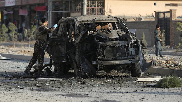 Yol kenarına yerleştirilen bomba sivilleri taşıyan aracın bölgeden geçtiği sırada patladı