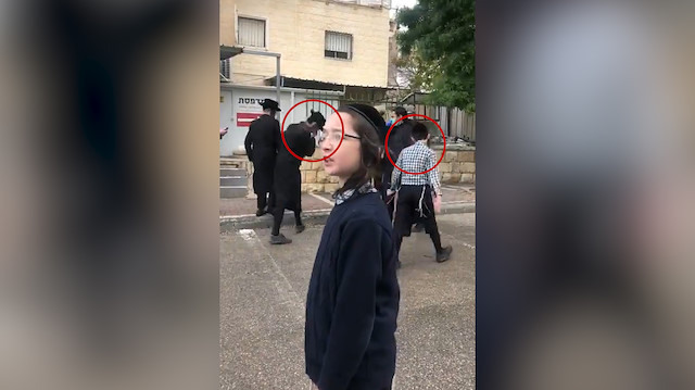 Polislerin yüzüne öksürüp ''Naziler'' diye bağırdılar