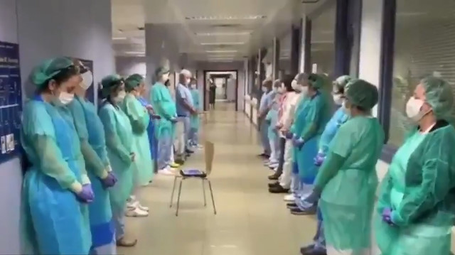 İspanya'da sağlık çalışanlarından toplu dua