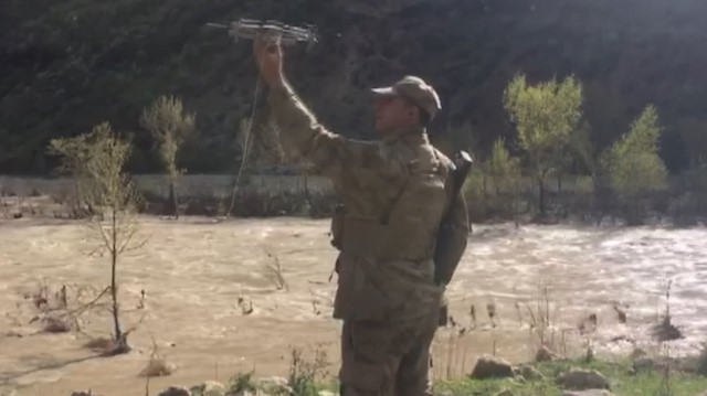 Jandarma yaşlı kadına ilaçlarını drone’la ulaştırdı