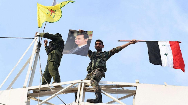 Beşar Esed posterini taşıyan PKK'lı teröristler.