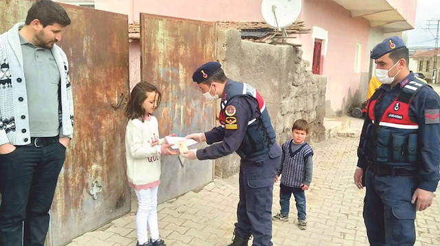 9 yaşındaki Hilal Su Mert, biriktirdiği 120 lirayı kampanyaya bağışladı.