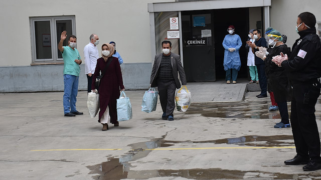 Koronavirüsü yenen 20 kişi hastaneden alkışlarla uğurlandı