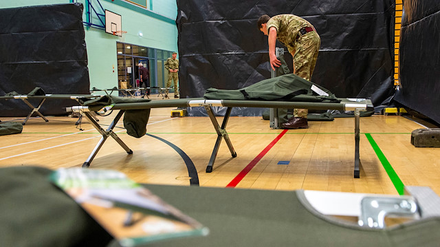 Askerler, dinlenme merkezine ek yataklar ilave ettiler.