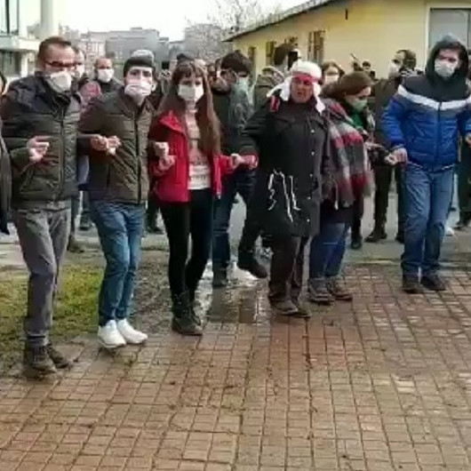 Terörist cenazesinde halay çekip korona salgınına davetiye çıkardılar