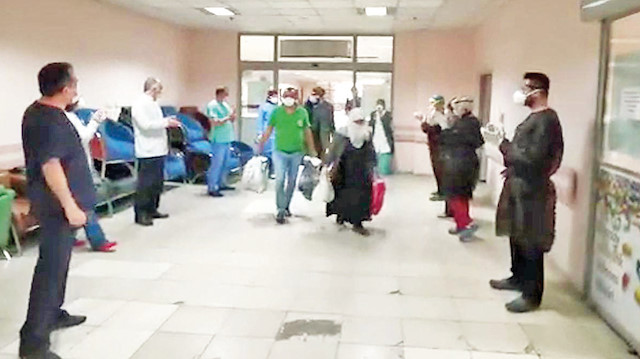 Erzurum’da koranavirüs tedavisi gören ve iyileşen 20 hasta, sağlık çalışanlarının alkışlarıyla taburcu oldu.