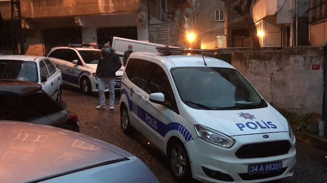 Beyoğlu'ndaki çatışma sonrası polis ekipleri, 11 adrese eş zamanlı operasyon düzenledi. 