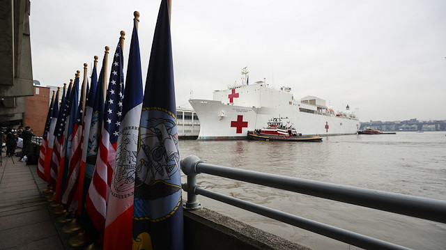 ABD donanmasına ait hastane gemisi geçtiğimiz günlerde New York'a geldi.
