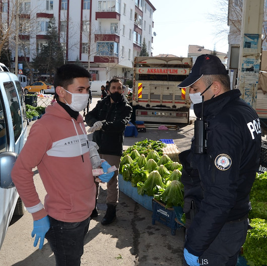 Halk pazarındaki yasağa uymayan 20 yaş ve altındaki 5 genç, evlerine götürüldü