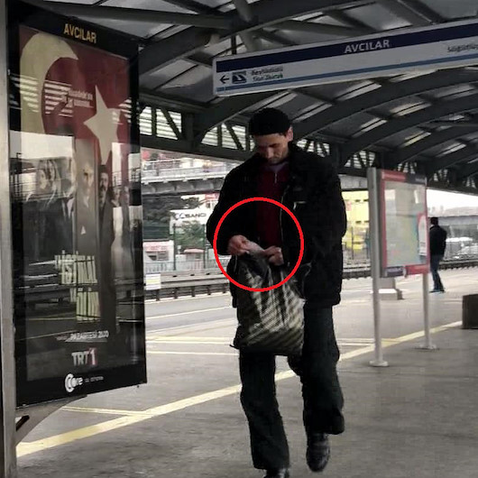 Maskeyi yüzüne takacağına cebine attı: Metrobüste maskesiz yolculuk etti