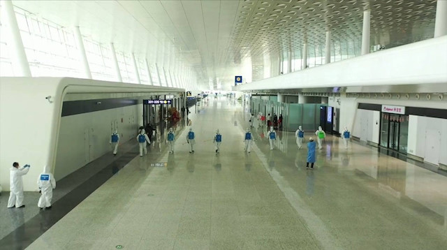 Tianhe Uluslararası Havaalanı dezenfekte ediliyor.