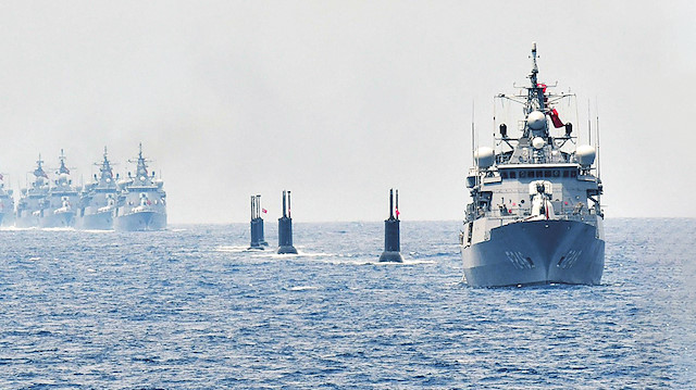 Deniz Kuvvetleri  Komutanlığı, 462  bin kilometrekarelik  Mavi Vatan’da eğitim  faaliyetleri, Akdeniz  Kalkanı Harekatı ve  NATO görevlerini  kesintisiz sürdürüyor.