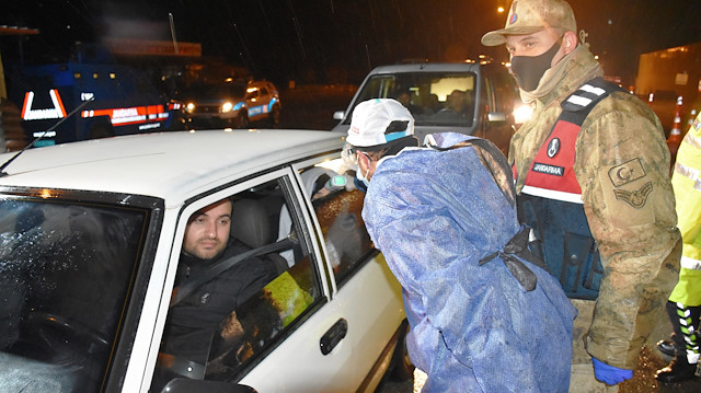 Çin'de ortaya çıkan ve tüm dünyayı etkisi altına alan koronavirüs salgınının Türkiye'de de etkisini artırmasının ardından alınan önlemler her geçen gün artırılıyor. 