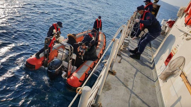 Yunan askerinin denize bıraktığı göçmenleri Türk Sahil Güvenliği kurtardı.