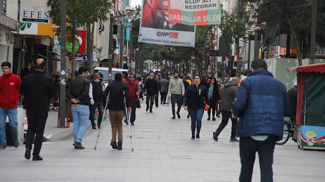 İzmirliler sosyal mesafe kurallarını hiçe sayıyor. 