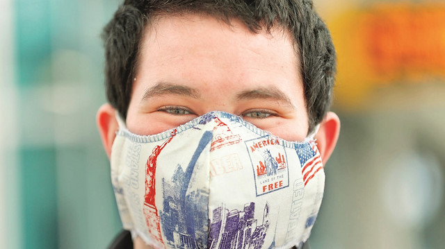Hastalığı önleyip önlemediği sıkça tartışılsa da günlük hayatta koruyucu maske kullanımı artık pek çok ülkede koronavirüse karşı alınan başlıca önlemler arasında yer alıyor.