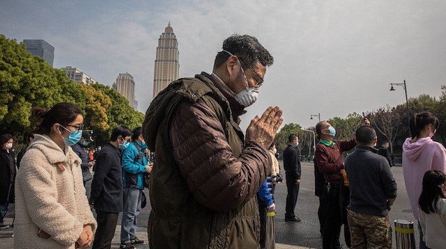 Çin'de korona virüsü nedeniyle hayatını kaybedenler için 3 dakikalık saygı duruşu gerçekleştirildi.