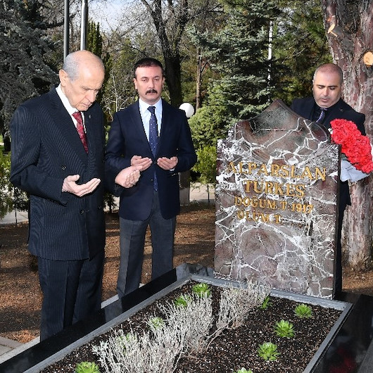 MHP lideri Bahçeli Alparslan Türkeş’in mezarını koronavirüs tedbirleri altında ziyaret etti