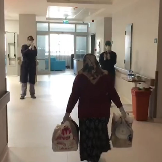 Koronavirüsü yenen Hatice teyze sağlık çalışanlarının alkışlarıyla uğurlandı