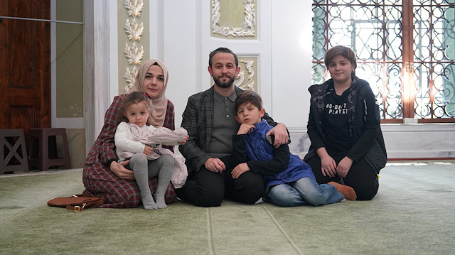 Kaan ailesi, Hırka-ı Şerif Camii'nde.