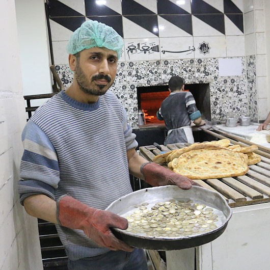 Madeni paraları fırında ısıtıp müşterilere veriyor
