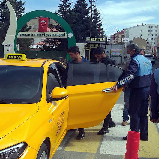 Sokaktaki 20 yaş altı gençler taksiyle evlerine gönderildi