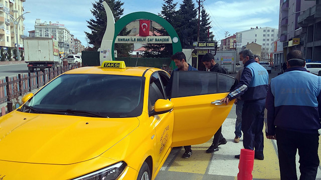Sokaktaki 20 yaş altı gençler taksiyle evlerine gönderildi