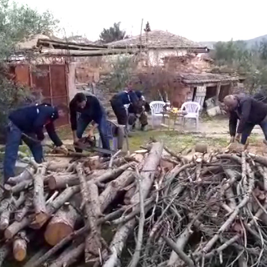 Jandarma şehit annesinin odunlarını kesti