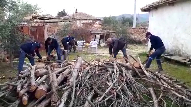 Jandarma şehit annesinin odunlarını kesti