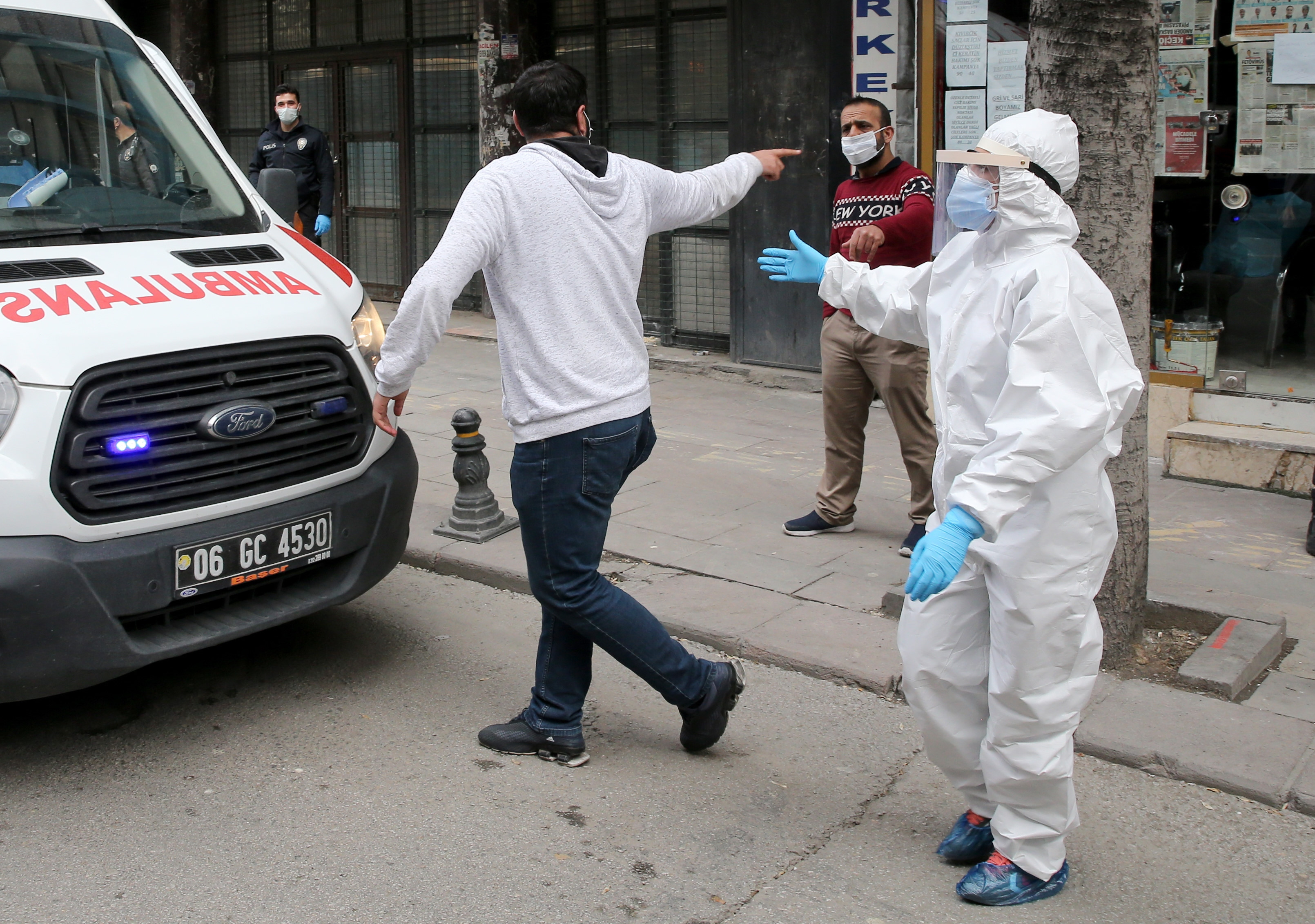 Ankara'da yeni tip koronavirüs (Kovid-19) şüphesiyle karantinada bulunduğu hastaneden izinsiz ayrıldığı iddia edilen şüpheli, polis ekiplerince yakalandı.