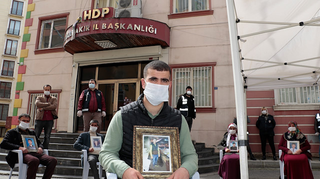 Hamdullah Dicle için Çınar ilçesinden gelip, oturma eylemine başlayan Mehmet Dicle.