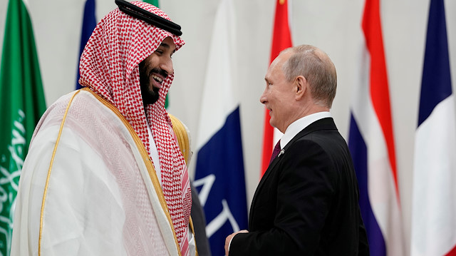 FILE PHOTO: Saudi Arabia's Crown Prince Mohammed bin Salman and Russia's President Vladimir Putin speak during a meeting at the G20 leaders summit in Osaka, Japan, June 28, 2019. REUTERS/Kevin Lamarque/File Photo

