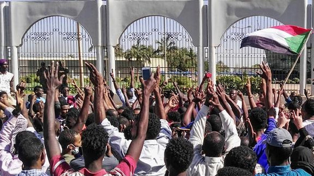 بسبب كورونا.. شرطة السودان تفرق تظاهرة لإحياء ذكرى "اعتصام القيادة"