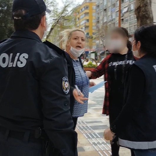 14 yaşındaki kızıyla sokağa çıkan anneden polise: Gezeceğim, sıkıysa haber yapın!