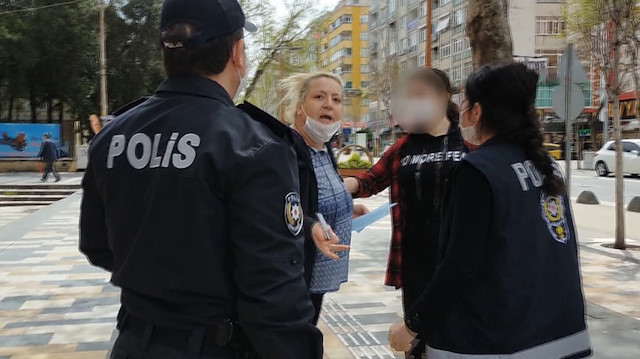 14 yaşındaki kızıyla sokağa çıkan anneden polise: Gezeceğim, sıkıysa haber yapın!
