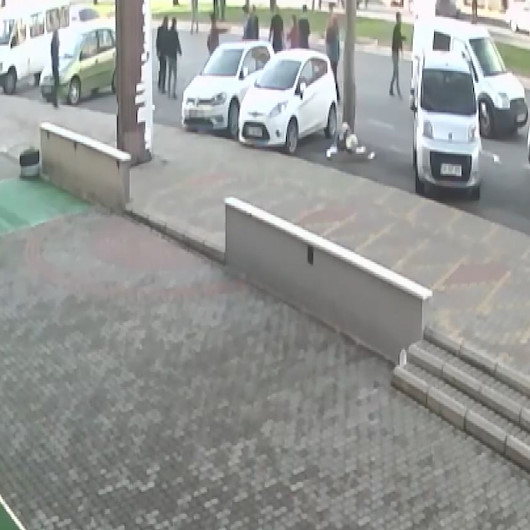 Yolun karşısına geçmeye çalışan polis memuruna otomobil böyle çarptı