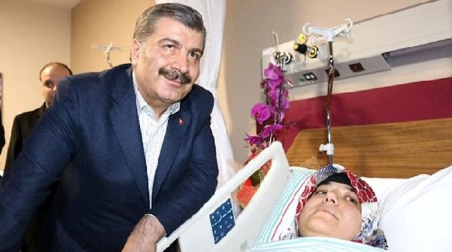 Sağlık Bakanı Fahrettin Koca, enkaz altından çıkarılan Azize Çelik'i tedavi gördüğü hastanede ziyaret etmişti. 