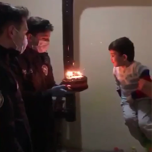Polis amcalarından minik Rıdvana doğum günü sürprizi