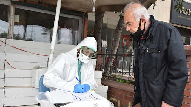 İzmir'de sokakta koronavirüs testi yaptılar.