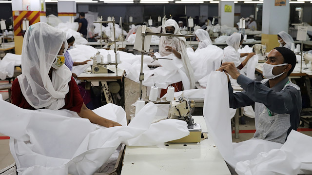 Bangladeshi garment workers make protective suit at a factory amid concerns over the spread of the coronavirus disease (COVID-19) in Dhaka, Bangladesh, March 31, 2020. REUTERS/Mohammad Ponir Hossain

