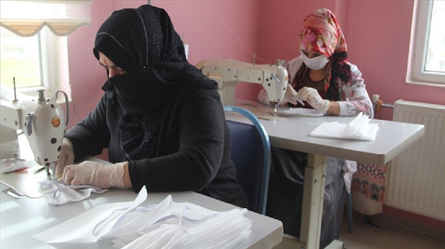 سيدات تركيّات وسوريّات يتعاونّ لإنتاج كمامات طبية لدعم مكافحة كورونا