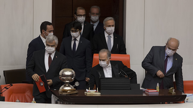 النواب الأتراك في البرلمان بالكمامات.. رسالة للمجتمع