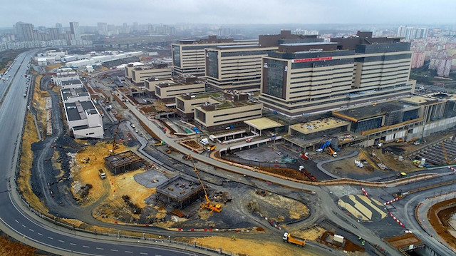 Başakşehir Şehir Hastanesi'nin açılış tarihi öne çekilerek koronavirüsle mücadelede İstanbullulara hizmet vermesi planlanıyor. 