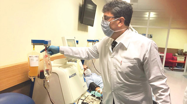 Prof. Dr. Mehmet Ali Erkurt tedaviyi yoğun bakımda Covid-19 evre-4 olan ciddi durumdaki hastaya uyguladıklarını açıkladı.