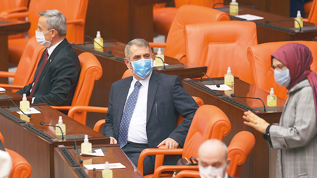 Meclis’teki infaz paketi görüşmelerine katılan milletvekilleri, koronavirüse karşı maske taktı.